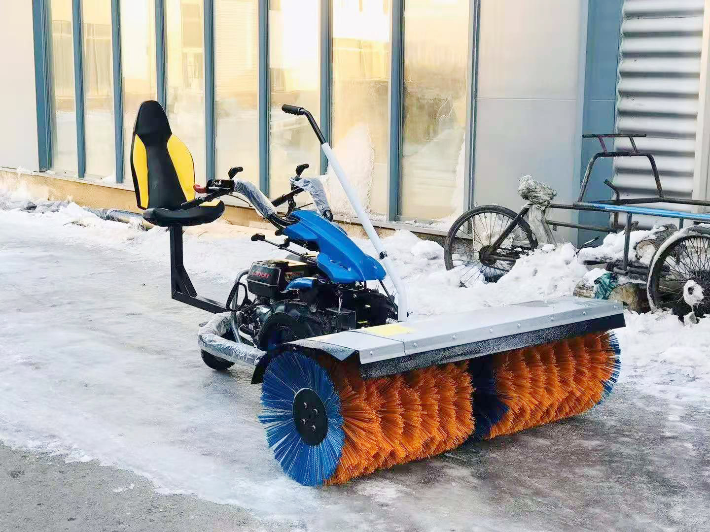 道路積雪使用手扶式掃雪機(jī)快速除雪